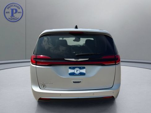Used 2024 Chrysler Pacifica Touring-L FWD image 6