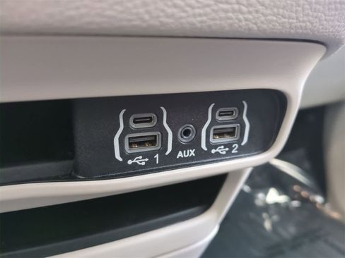 Used 2023 Chrysler Pacifica Touring-L image 31