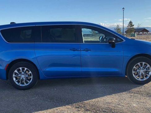 New 2026 Chrysler Pacifica Limited image 9