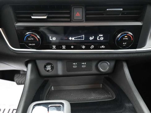 Used 2025 Nissan Rogue SV AWD/4WD image 9