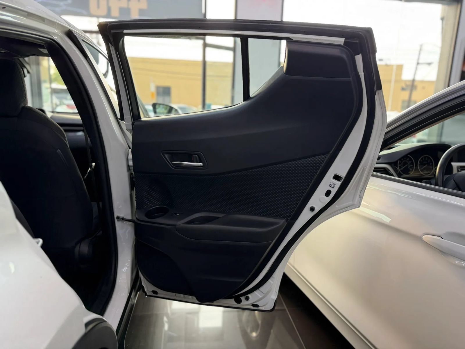 Used 2018 Toyota C-HR XLE FWD image 11