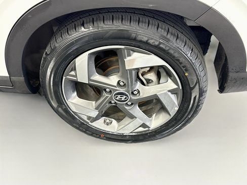 Used 2025 Hyundai Venue SEL FWD image 11