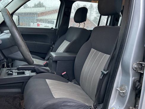 Used 2010 Jeep Liberty Sport image 5