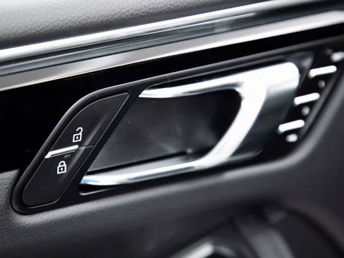 Certified 2025 Porsche Macan image 19