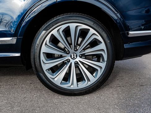New 2025 Bentley Bentayga V8 image 7