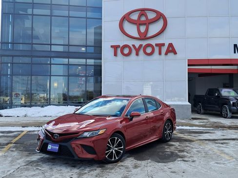 Used 2019 Toyota Camry SE image 1