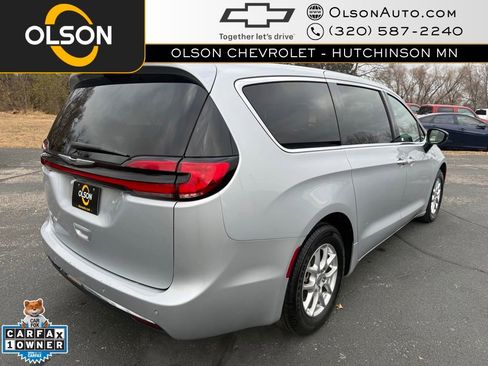 Used 2024 Chrysler Pacifica Touring-L image 5