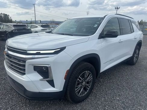 Used 2025 Chevrolet Traverse LT image 2