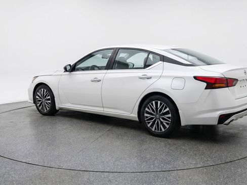 Used 2025 Nissan Altima 2.5 SV FWD image 6