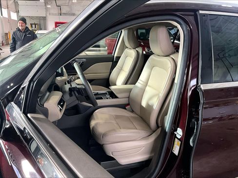 Used 2023 Lincoln Aviator Standard image 10