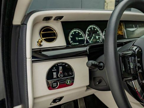 Used 2024 Rolls-Royce Phantom Sedan image 93