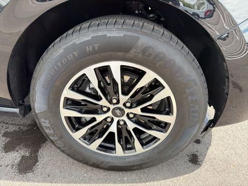 Used 2025 Ford Expedition Platinum AWD/4WD image 4