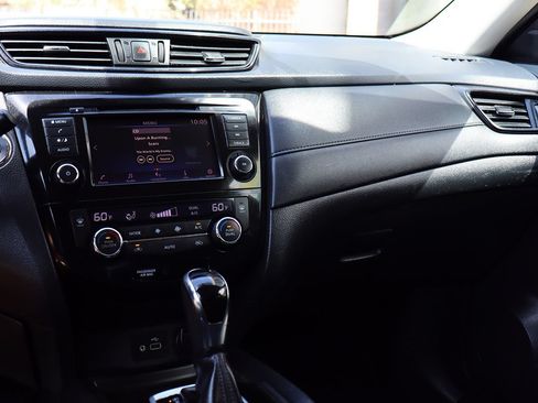Used 2018 Nissan Rogue SV AWD/4WD image 40
