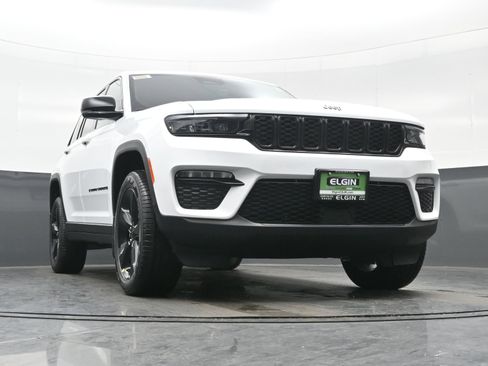 Used 2025 Jeep Grand Cherokee Limited w/ Black Appearance Package image 17