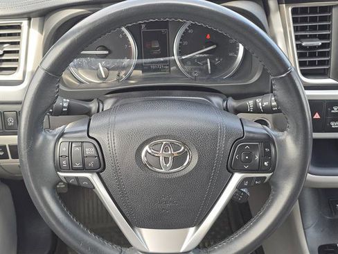 Used 2019 Toyota Highlander XLE image 18