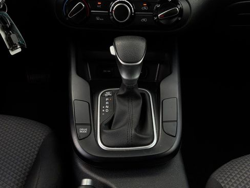 Used 2025 Kia Soul LX w/ LX Technology Package FWD image 21