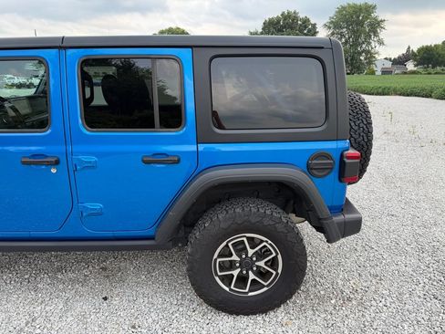 Used 2025 Jeep Wrangler Unlimited Rubicon w/ Convenience Group AWD/4WD image 27
