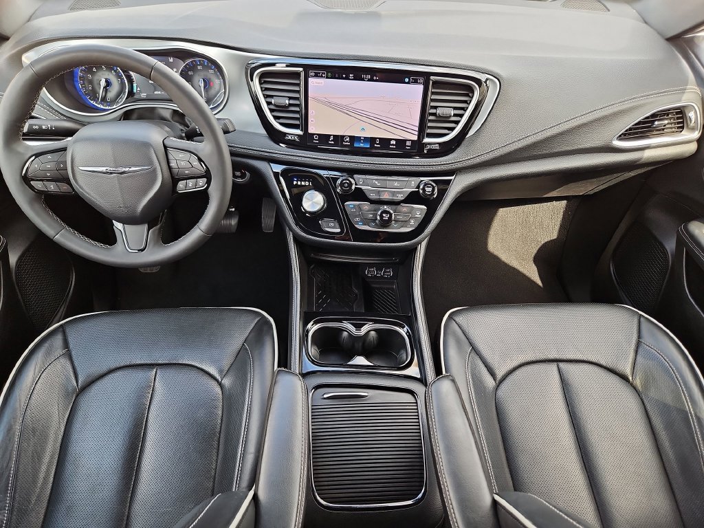 Used 2025 Chrysler Pacifica Limited FWD image 17