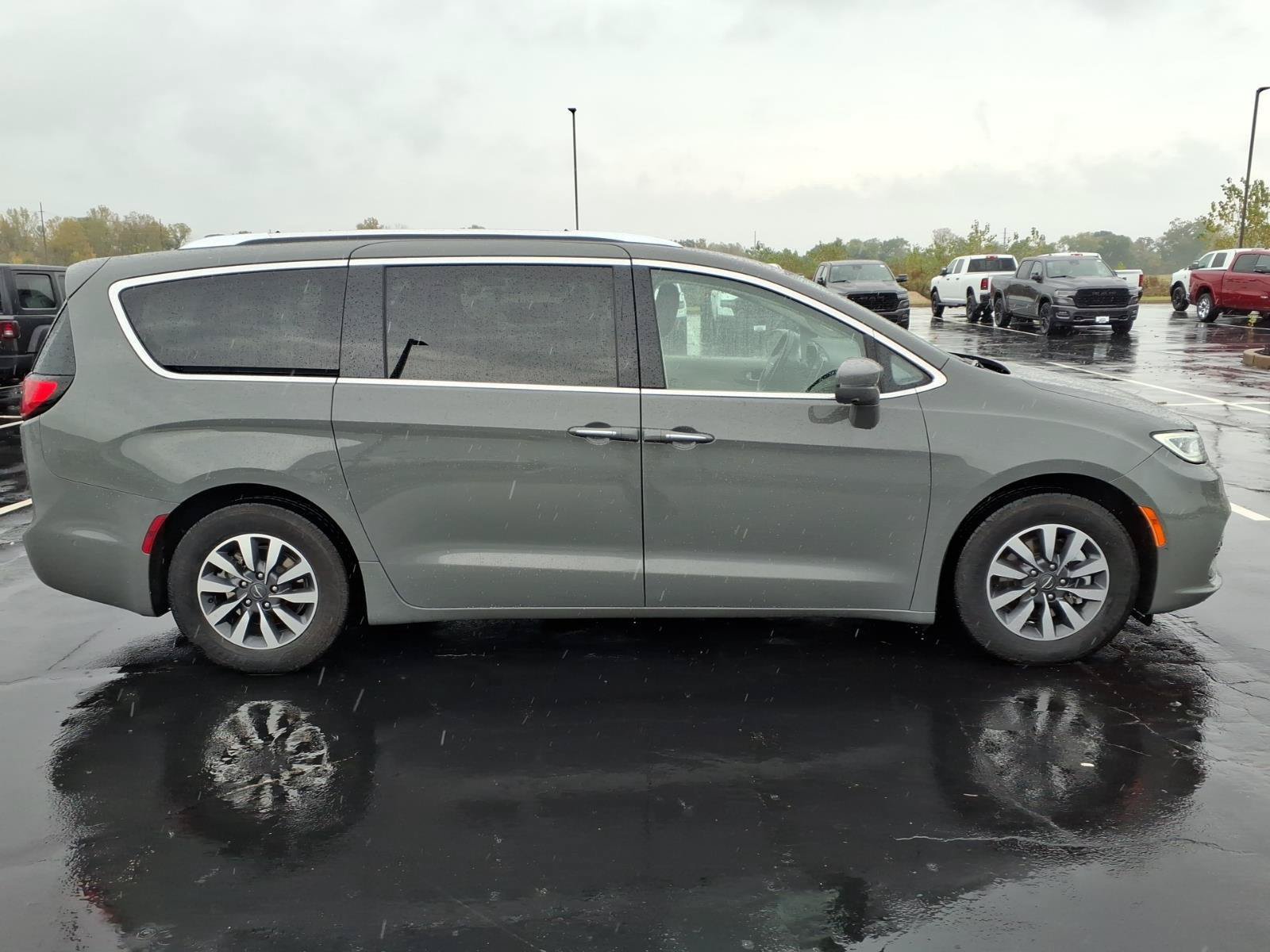 Used 2021 Chrysler Pacifica Touring-L FWD image 25