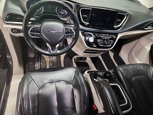 Used 2021 Chrysler Pacifica Touring-L image 5