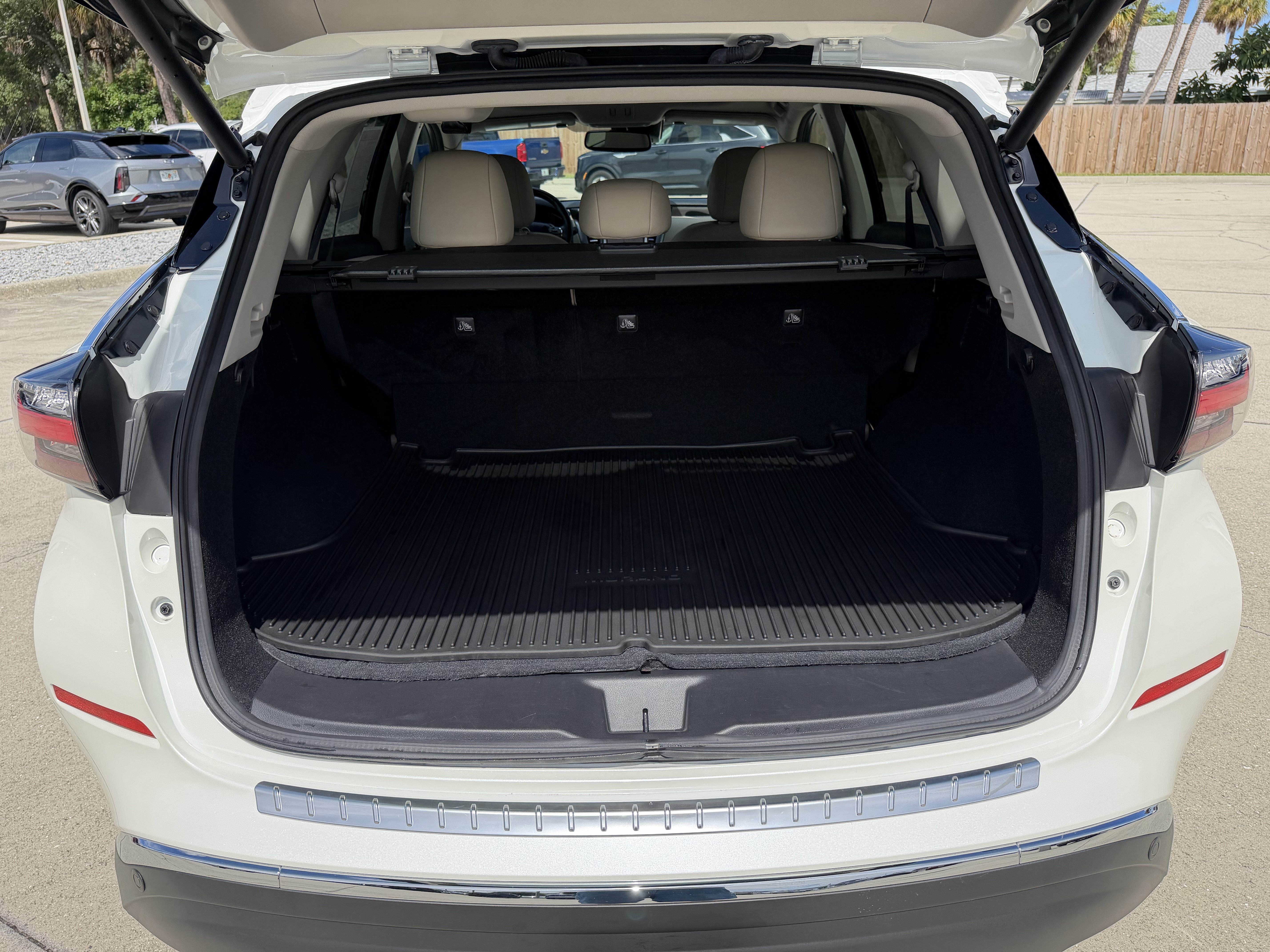 Used 2023 Nissan Murano Platinum w/ Cargo Package FWD image 11