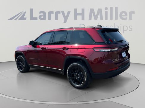 Used 2025 Jeep Grand Cherokee Altitude AWD/4WD image 3