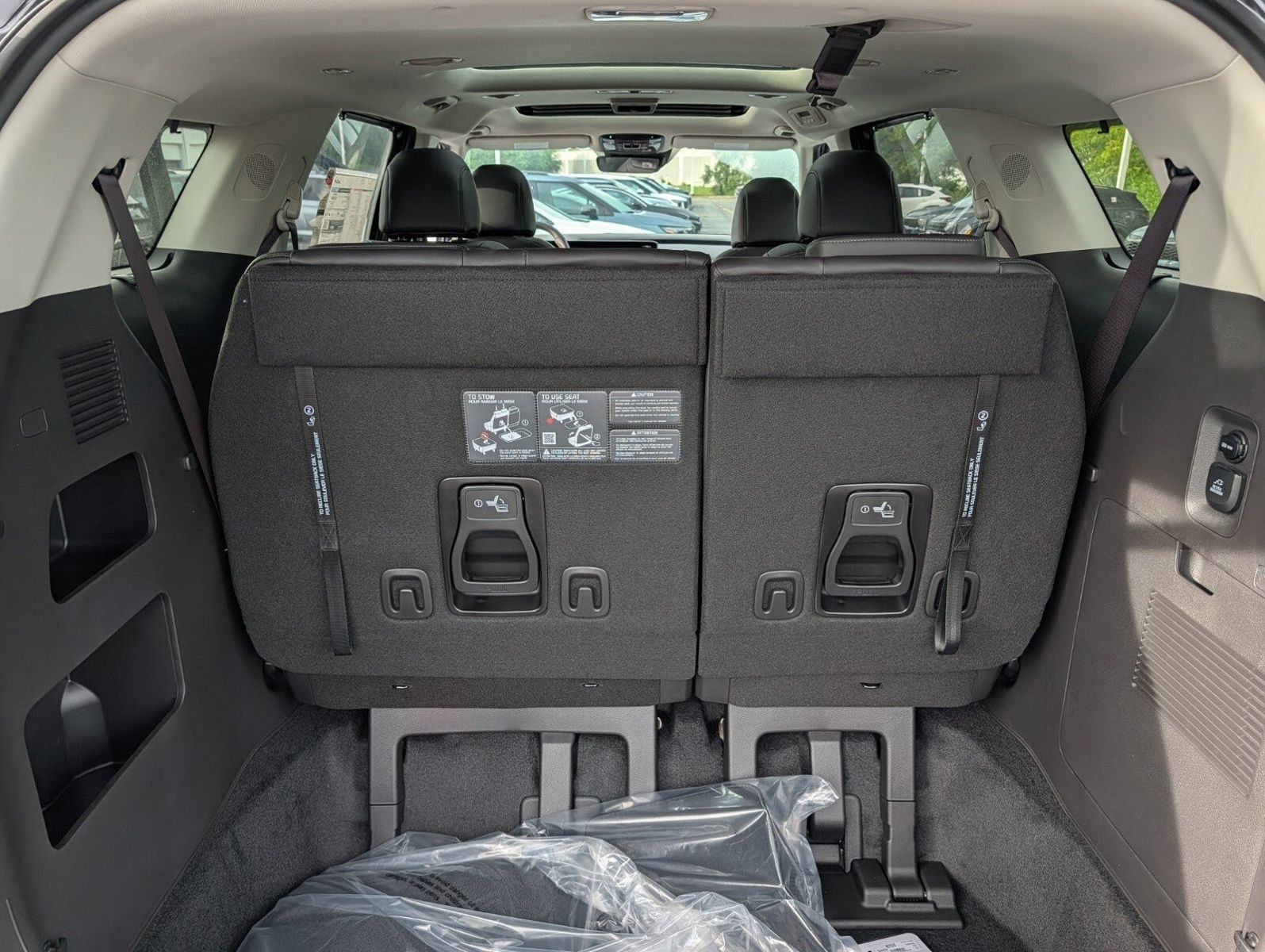 New 2027 Kia Carnival SX w/ Dark Edition Package FWD image 29