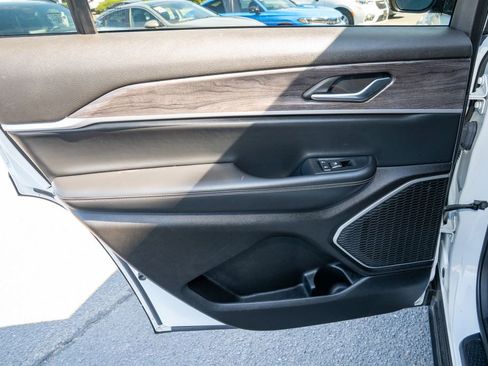 Used 2022 Jeep Grand Cherokee L Limited image 12