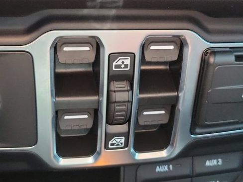 Used 2024 Jeep Gladiator Sport w/ Premium Package AWD/4WD image 25