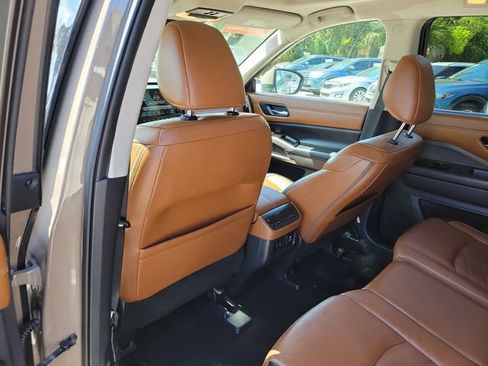 Certified 2023 Nissan Pathfinder Platinum w/ Black Appearance Package FWD image 13