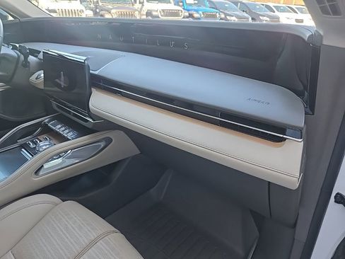 Used 2025 Lincoln Nautilus Reserve image 83