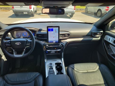 Used 2024 Ford Explorer Platinum w/ Technology Package AWD/4WD image 8