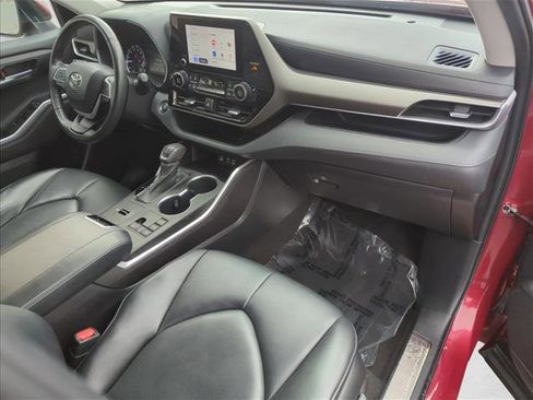 Used 2023 Toyota Highlander XLE image 28