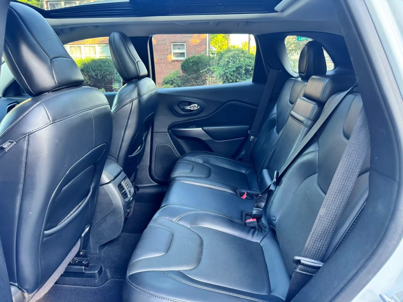 Used 2019 Jeep Cherokee Limited AWD/4WD image 12