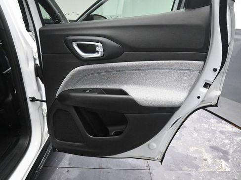 Used 2024 Jeep Compass Latitude image 20