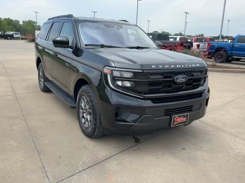 Used 2025 Ford Expedition Active AWD/4WD image 3