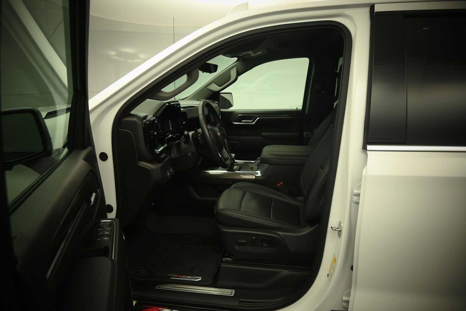 Used 2024 Chevrolet Silverado 1500 LTZ AWD/4WD image 11