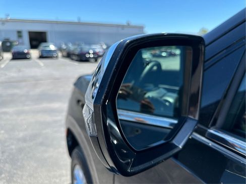 Used 2024 Chevrolet Tahoe Premier AWD/4WD image 25
