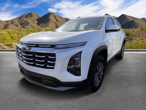 Used 2026 Chevrolet Equinox LT w/ Convenience Package II FWD image 2