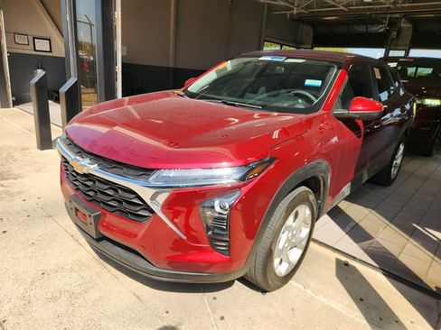Used 2025 Chevrolet Trax LS w/ LS Convenience Package FWD image 3