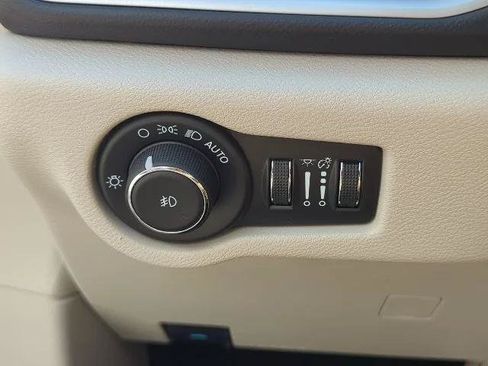 Certified 2024 Chrysler Pacifica Touring-L FWD image 34