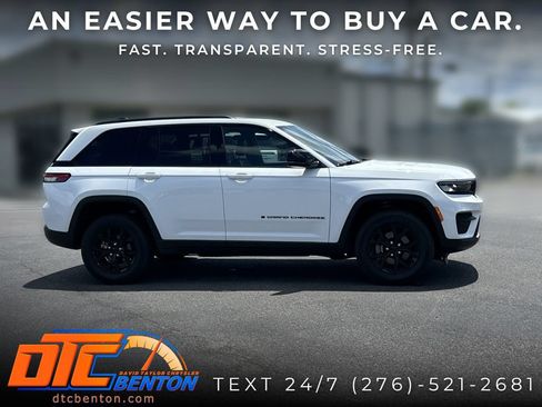 Used 2025 Jeep Grand Cherokee Altitude AWD/4WD image 2