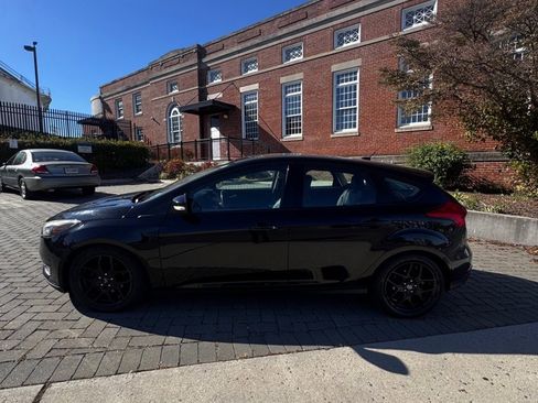 Used 2016 Ford Focus SE w/ Equipment Group 201A image 2