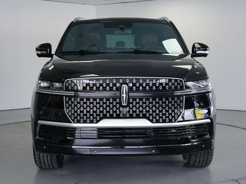 Used 2025 Lincoln Navigator Reserve image 3