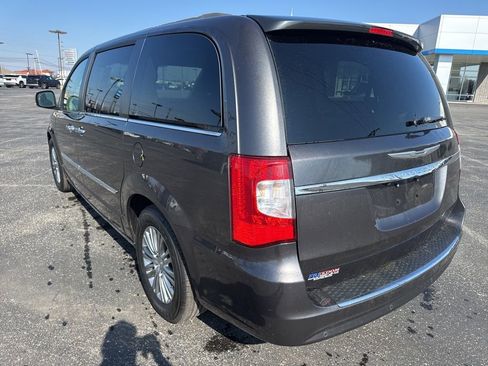 Used 2016 Chrysler Town & Country Touring-L w/ Driver Convenience Group image 5