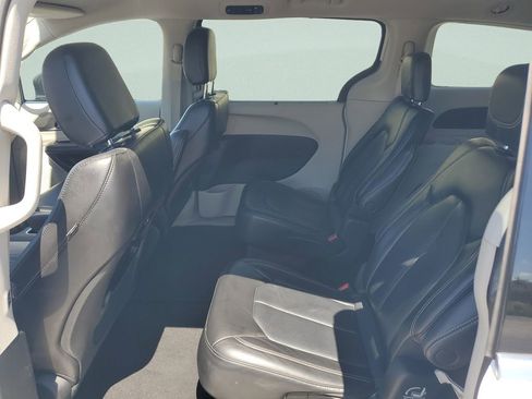 Used 2023 Chrysler Pacifica Touring-L image 13