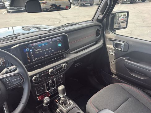 Used 2025 Jeep Wrangler Unlimited Rubicon image 26