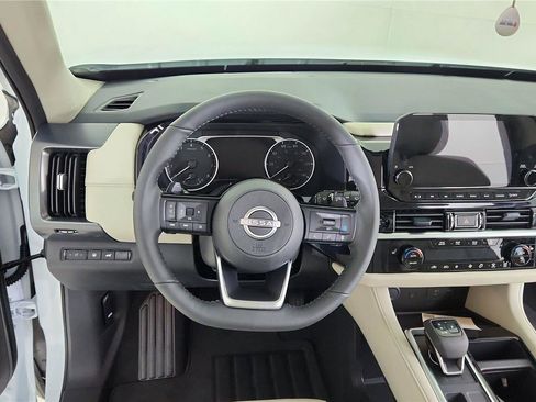 Used 2025 Nissan Pathfinder SL w/ Black Appearance Package image 18