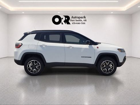 Used 2025 Jeep Compass Trailhawk AWD/4WD image 6