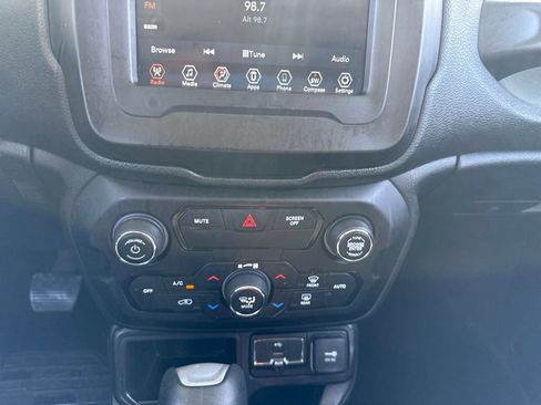 Used 2020 Jeep Renegade Latitude w/ Popular Equipment Group FWD image 13